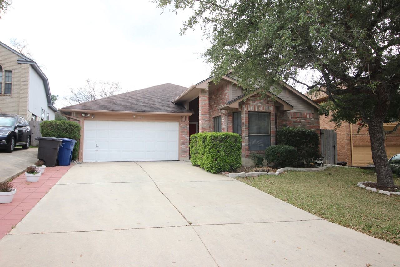 1023 Hedgestone Dr - Photo 2 of 25