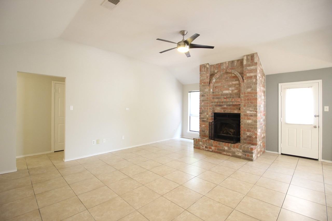 1023 Hedgestone Dr - Photo 4 of 25