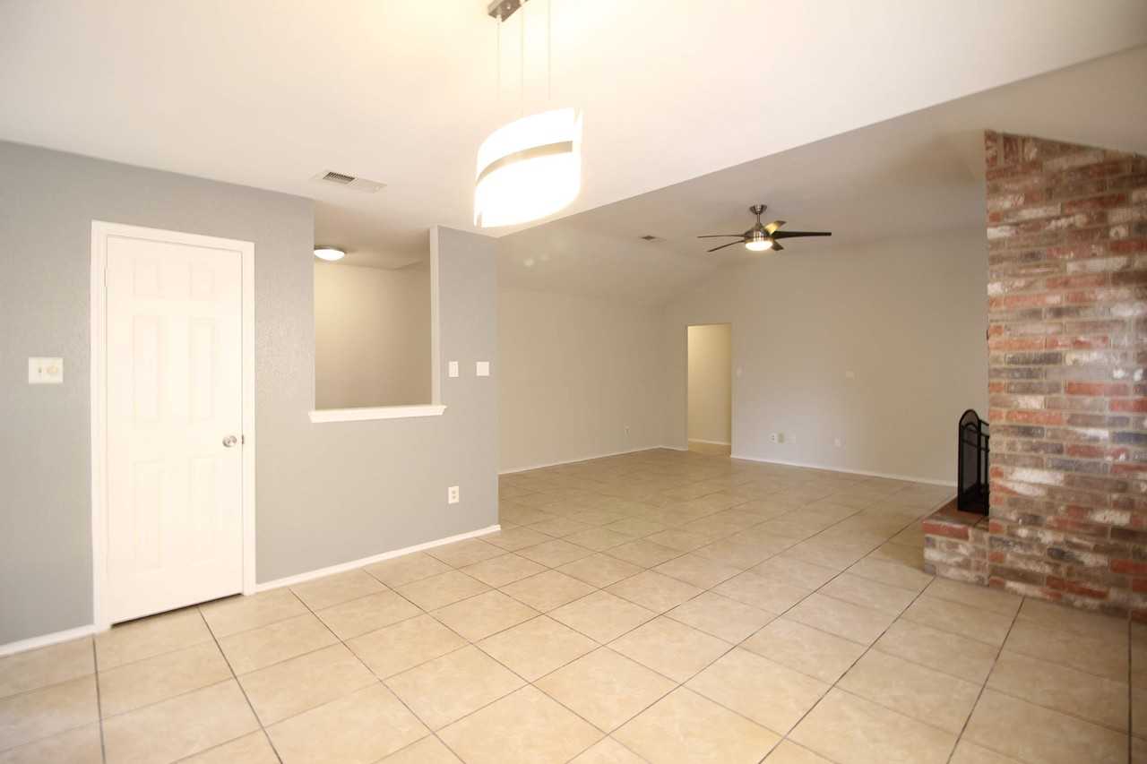 1023 Hedgestone Dr - Photo 5 of 25