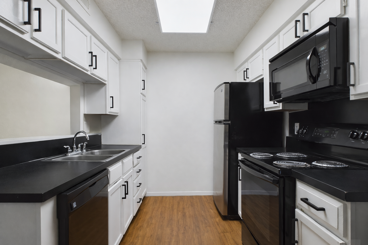 908 Poplar St - Photo 2 of 18