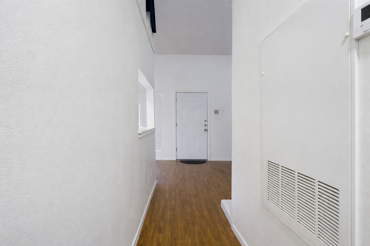 908 Poplar St - Photo 4 of 18