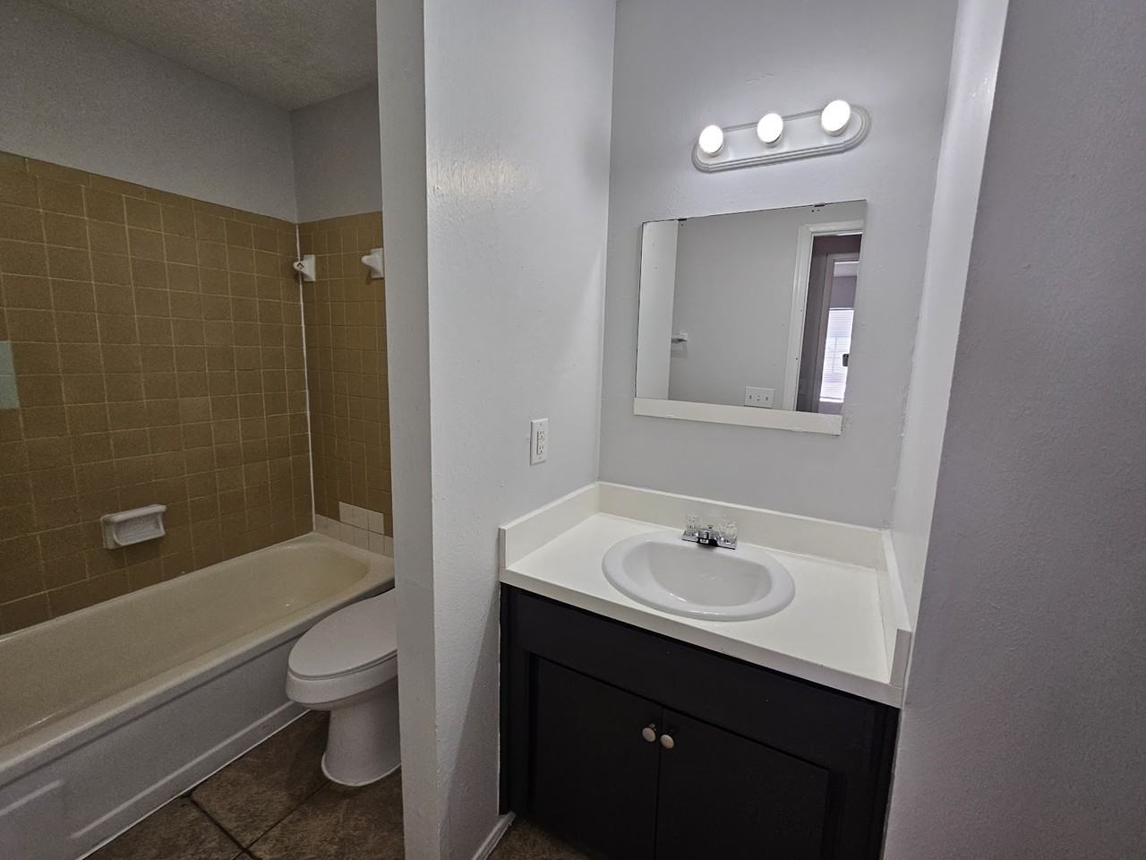 2116 Sw 51St St - Photo 3 of 10