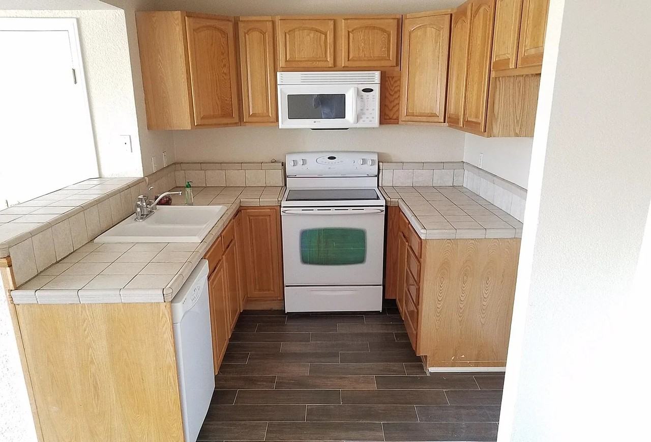 2265 Bradford Ave - Photo 2 of 6