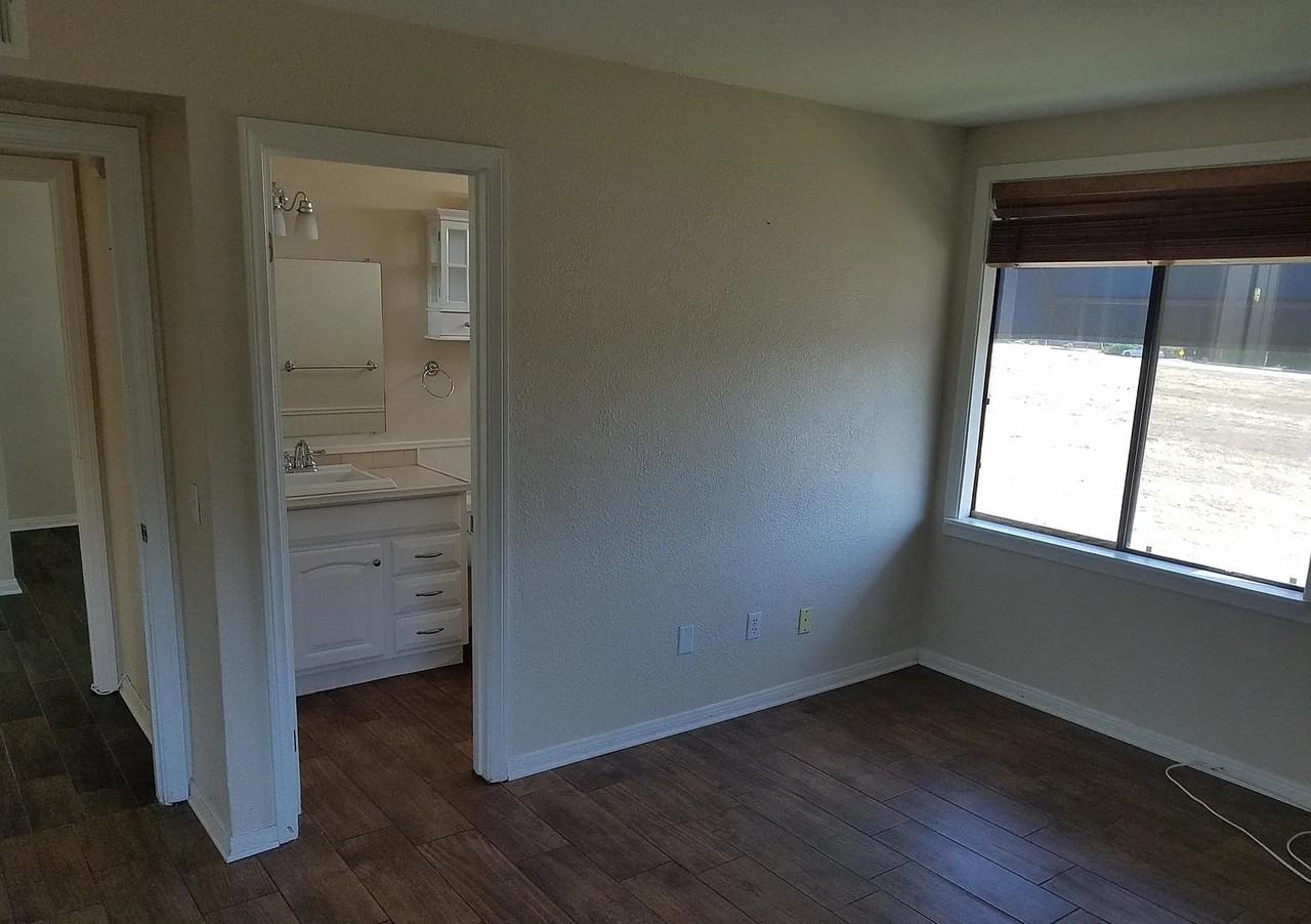 2265 Bradford Ave - Photo 5 of 6