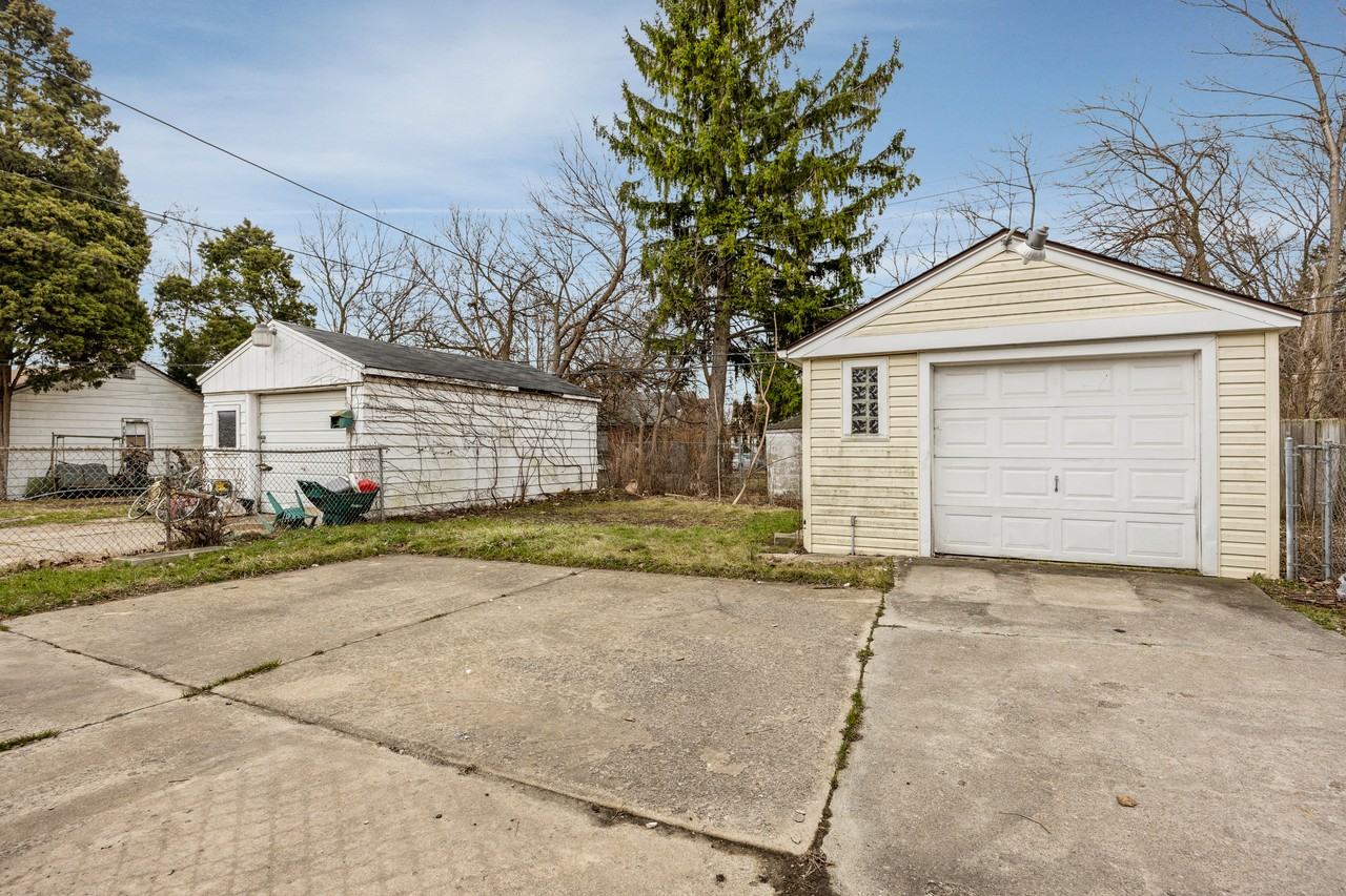 9666 E Outer Dr - Photo 5 of 22