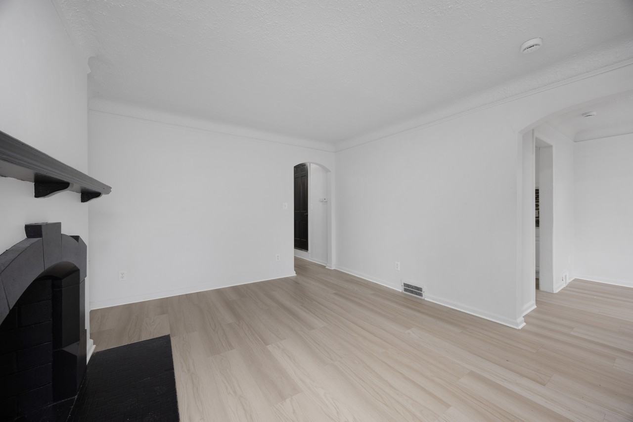 9666 E Outer Dr - Photo 6 of 22