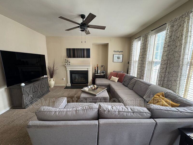 6987 Forepond Ct - Photo 7 of 35