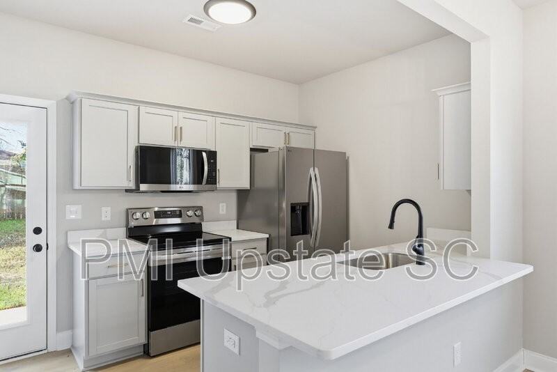 109 Virginia Ave - Photo 7 of 26