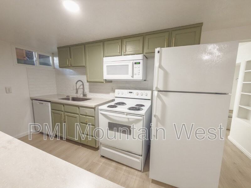 872 N Main St #B - Photo 2 of 21