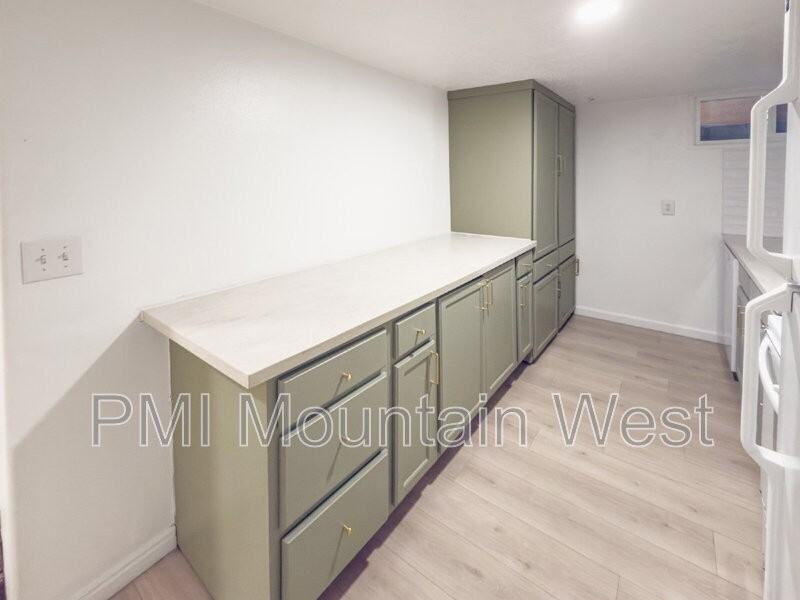 872 N Main St #B - Photo 3 of 21