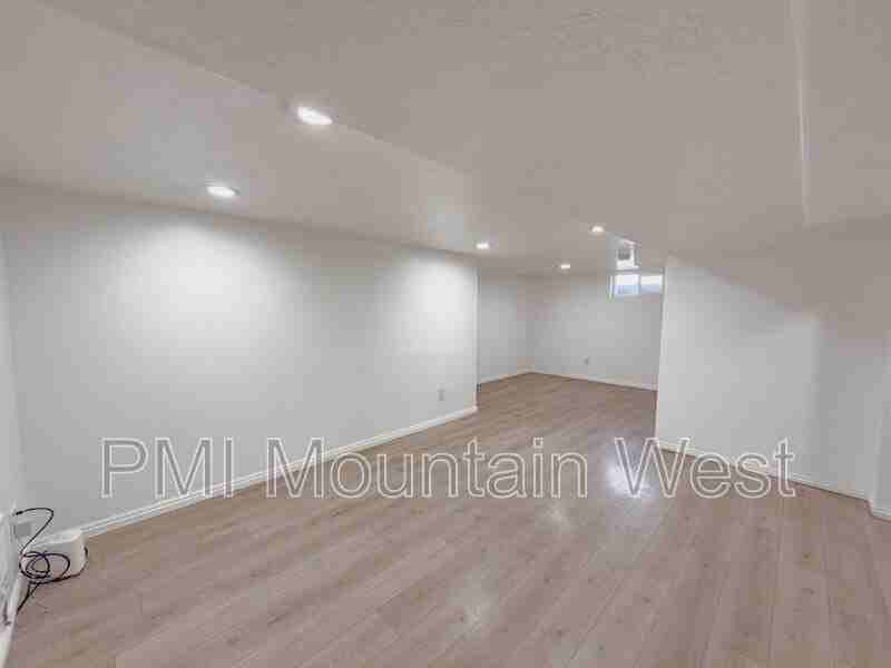 872 N Main St #B - Photo 6 of 21