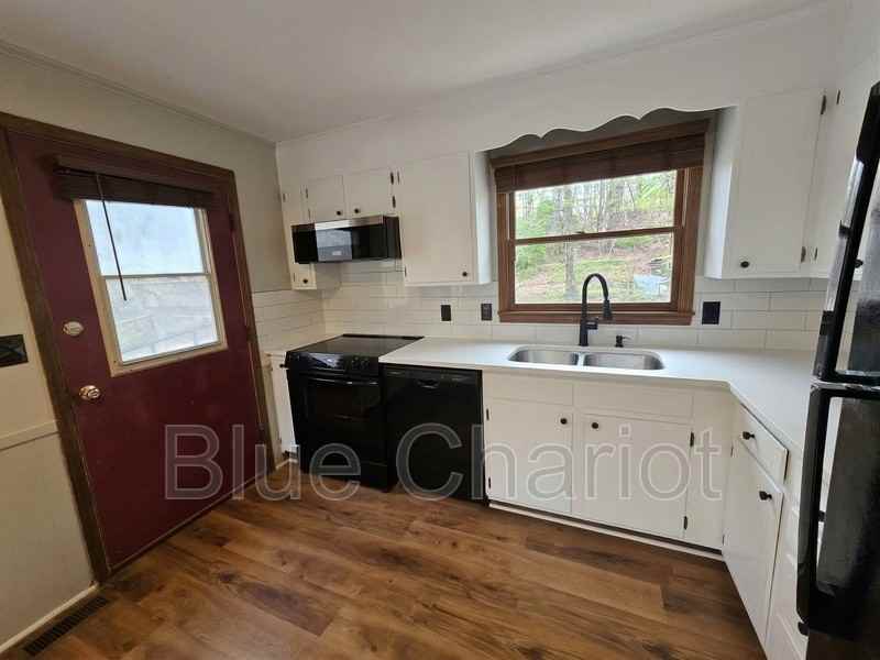 1705 Smith Level Rd - Photo 7 of 23