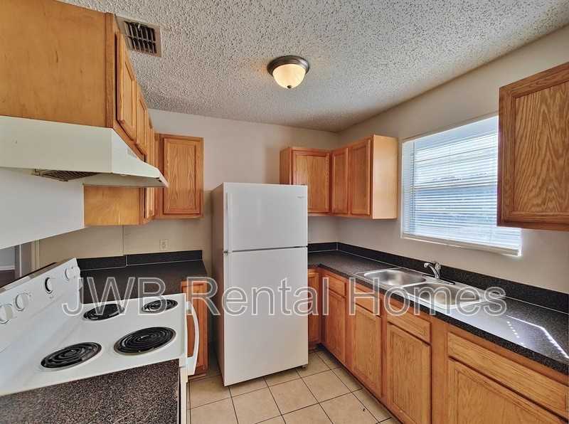 1121 La Marche Dr - Photo 3 of 13