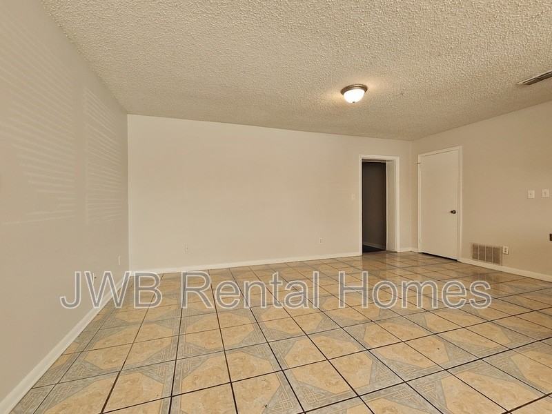 1121 La Marche Dr - Photo 7 of 13