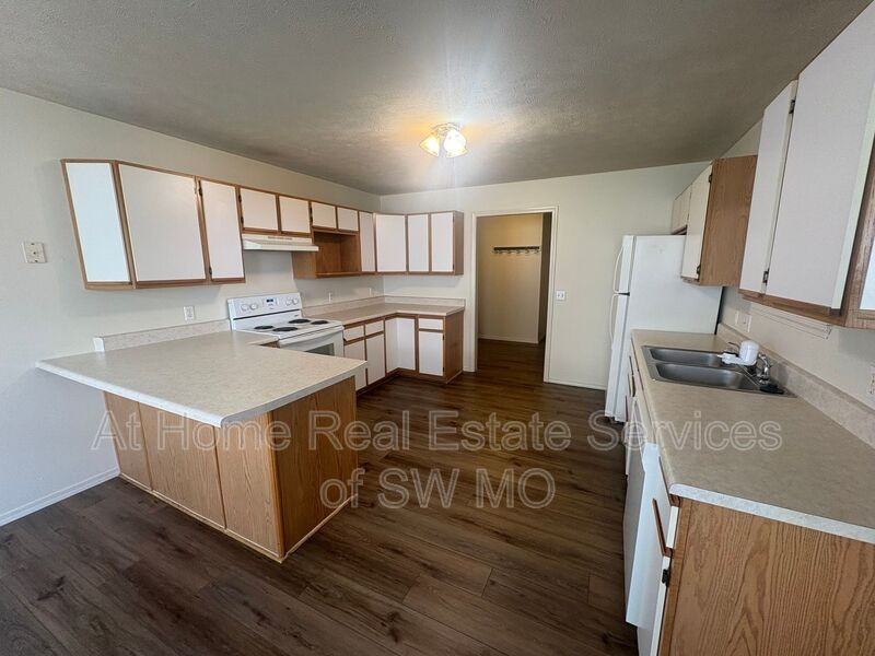 1212 Flora St Apt B - Photo 2 of 10