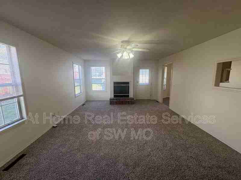 1212 Flora St Apt B - Photo 3 of 10