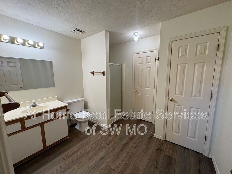 1212 Flora St Apt B - Photo 4 of 10