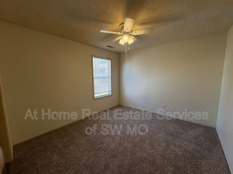 1212 Flora St Apt B - Photo 5 of 10