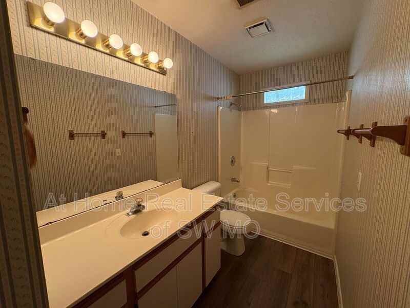 1212 Flora St Apt B - Photo 6 of 10