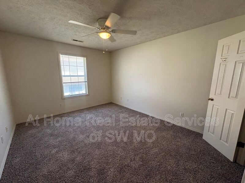 1212 Flora St Apt B - Photo 7 of 10