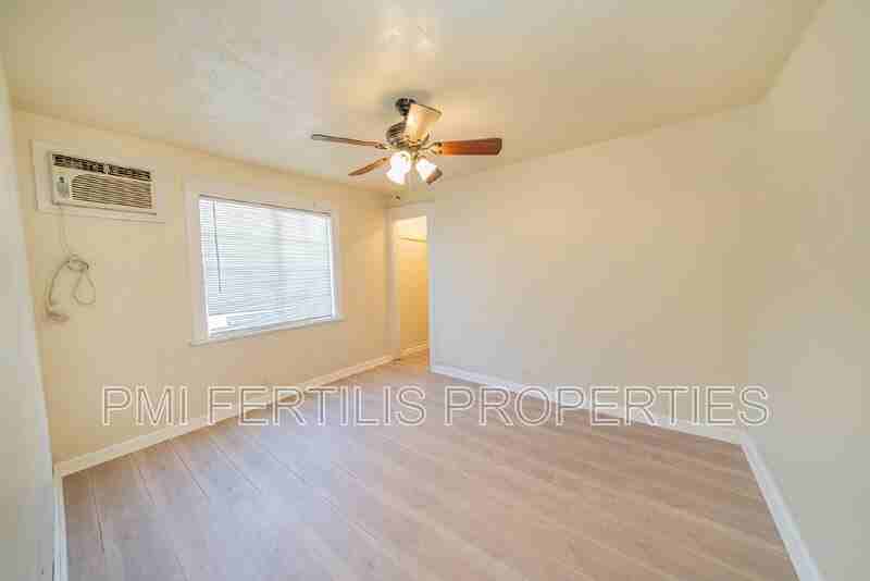 7221 Olive St - Photo 7 of 17