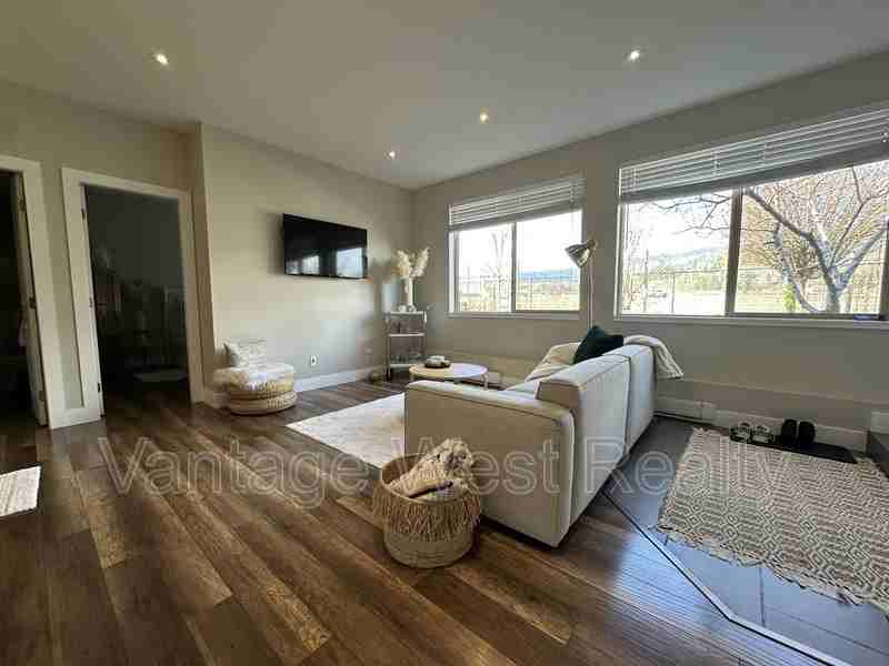 1608 - Photo 2 of 16