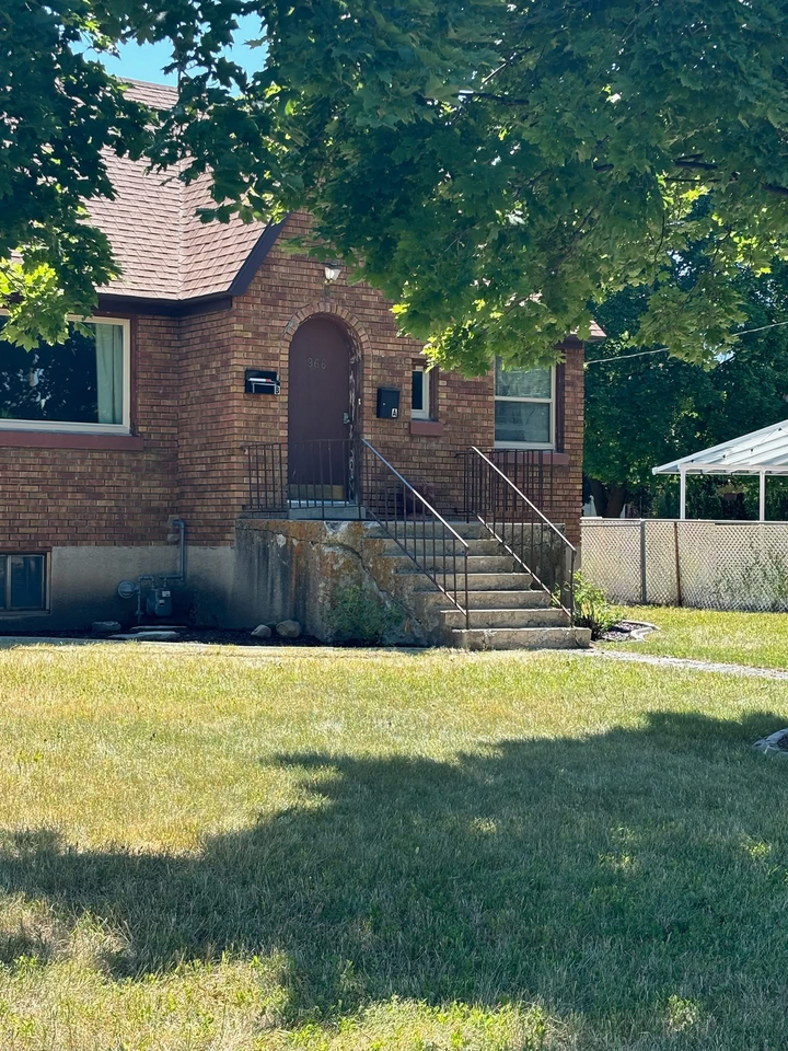 966 N 200 E - Photo 2 of 14