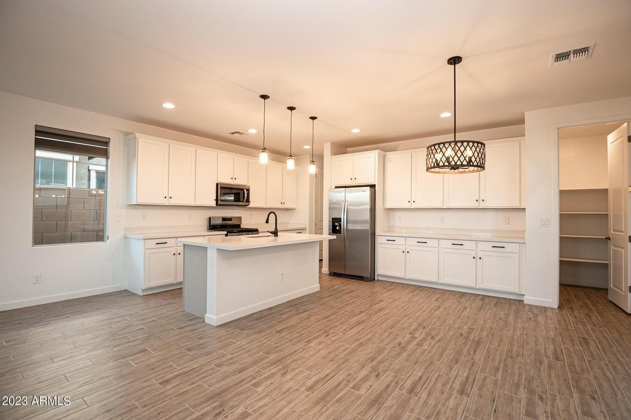 1941 W Holden Dr - Photo 4 of 33