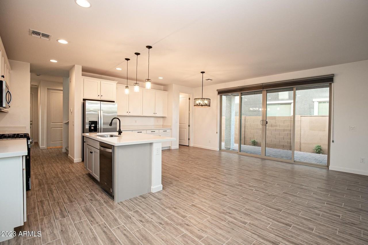 1941 W Holden Dr - Photo 5 of 33