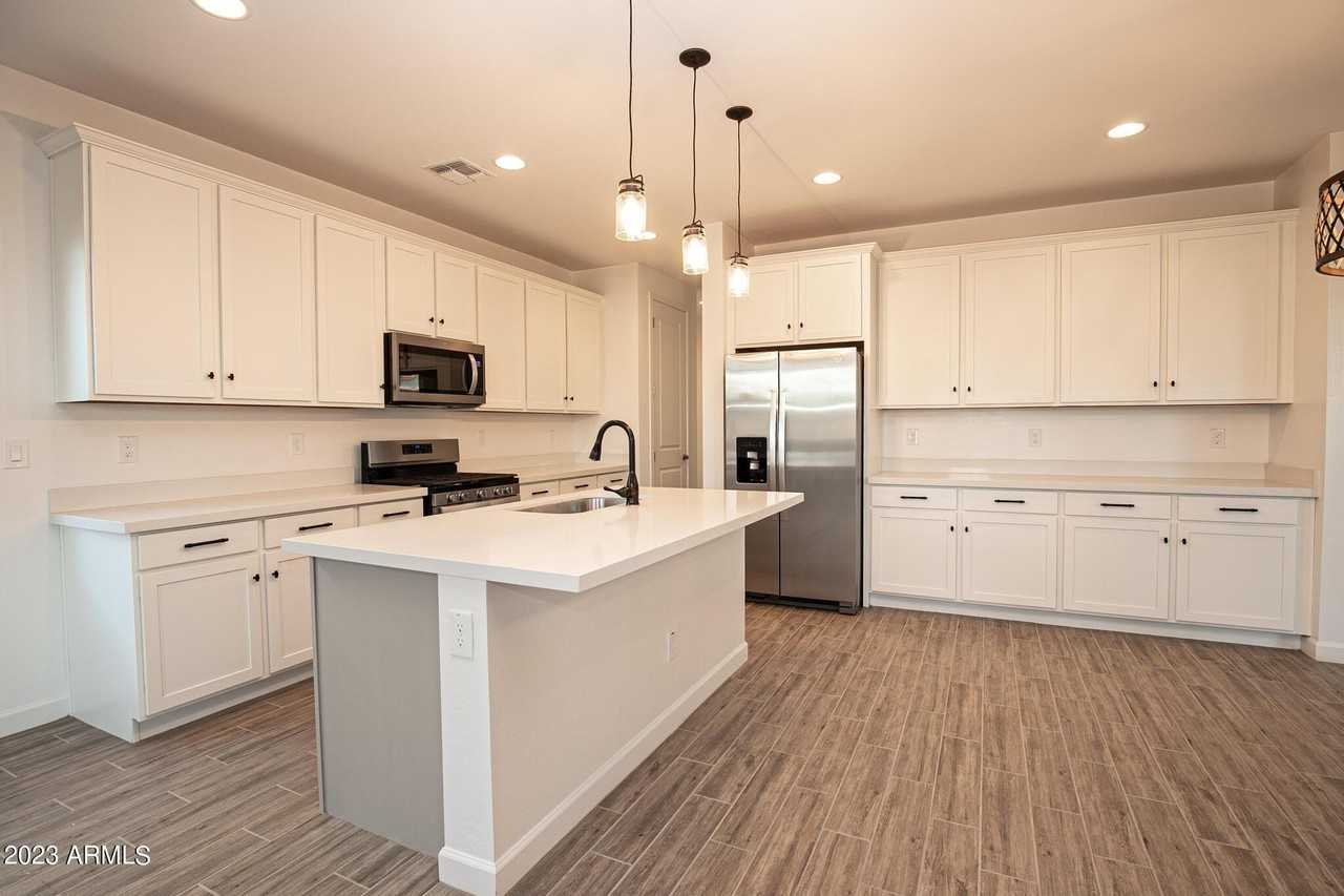 1941 W Holden Dr - Photo 6 of 33