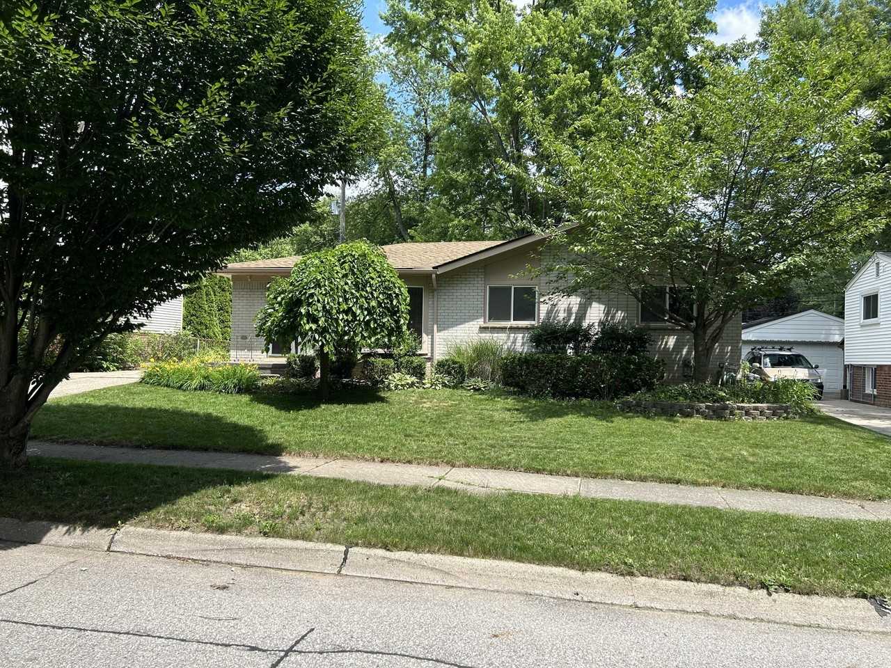 1354 Catalpa Dr - Photo 2 of 33