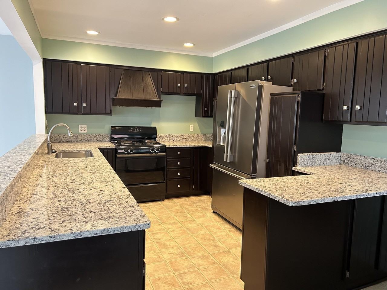 1354 Catalpa Dr - Photo 5 of 33