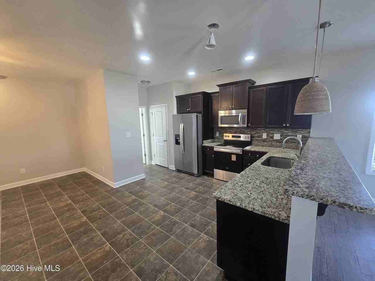 333 Inverness Dr - Photo 6 of 17