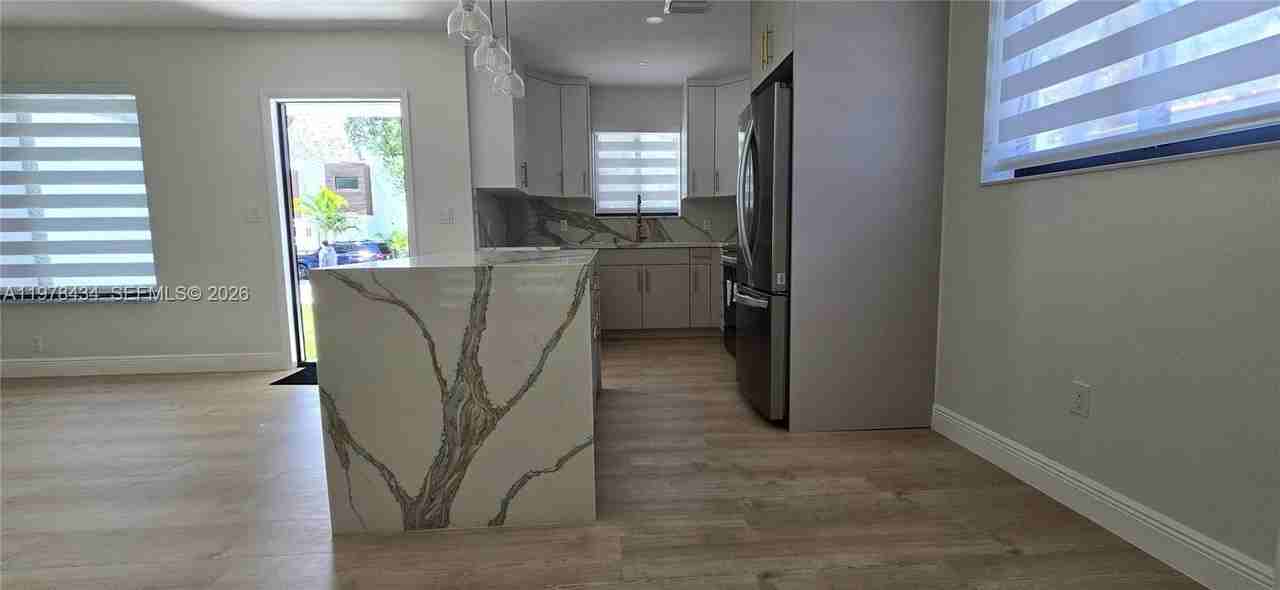 2731 Sw 29th Ave - Photo 4 of 29