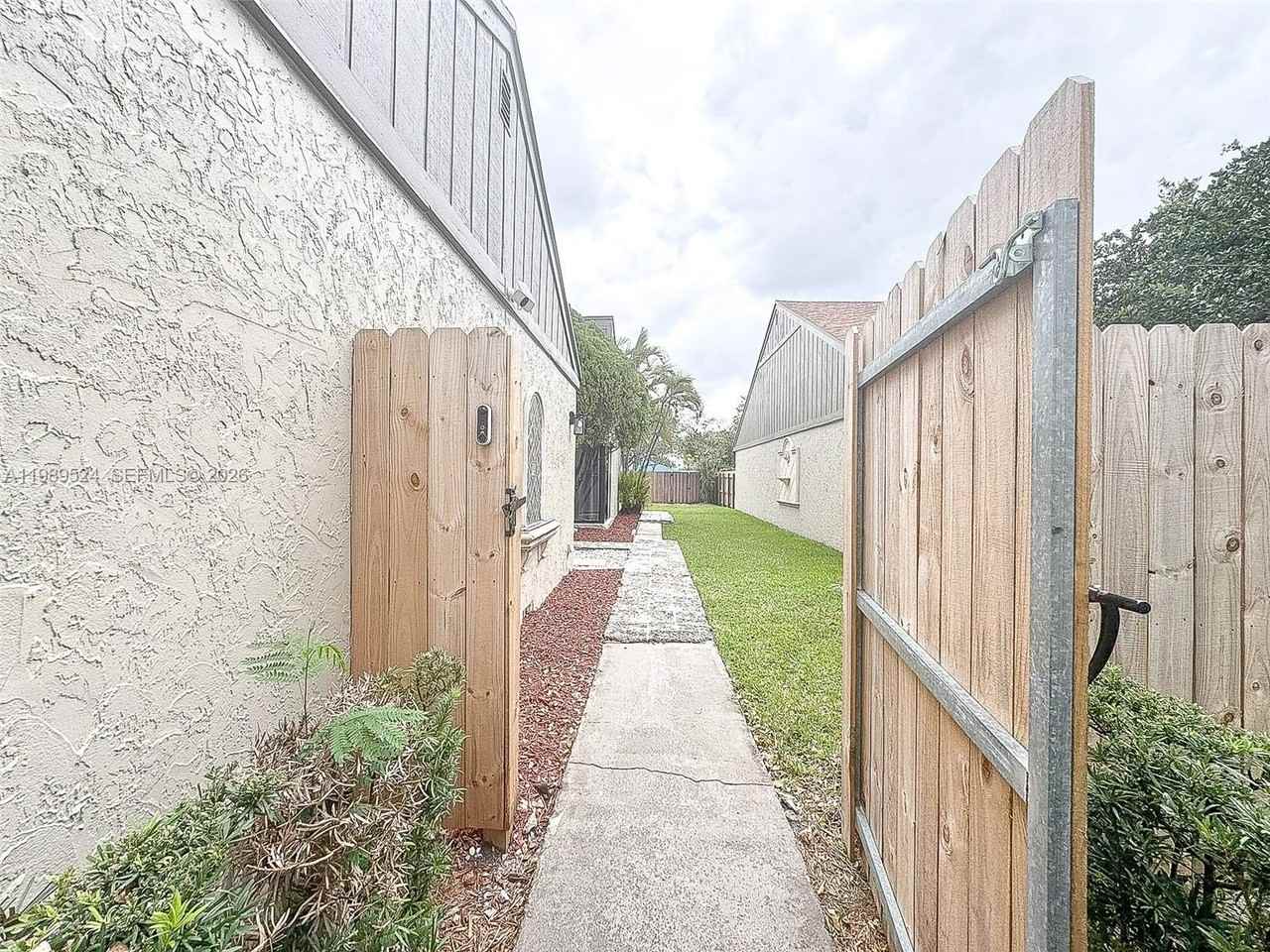 9635 Sw 74th St - Photo 3 of 44