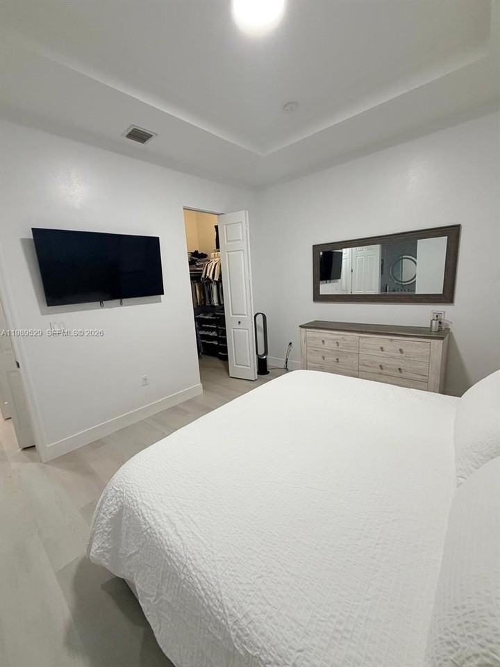 1022 Ne 42nd Ter #NA - Photo 3 of 50