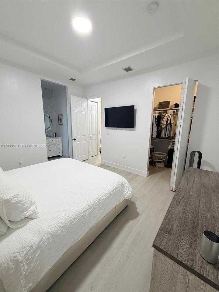 1022 Ne 42nd Ter #NA - Photo 4 of 50