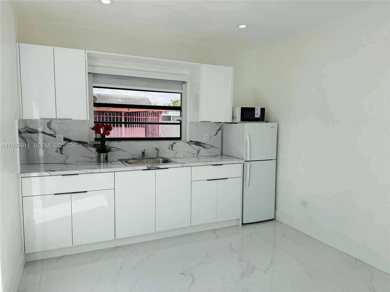 706 W 40th Pl - Photo 2 of 23