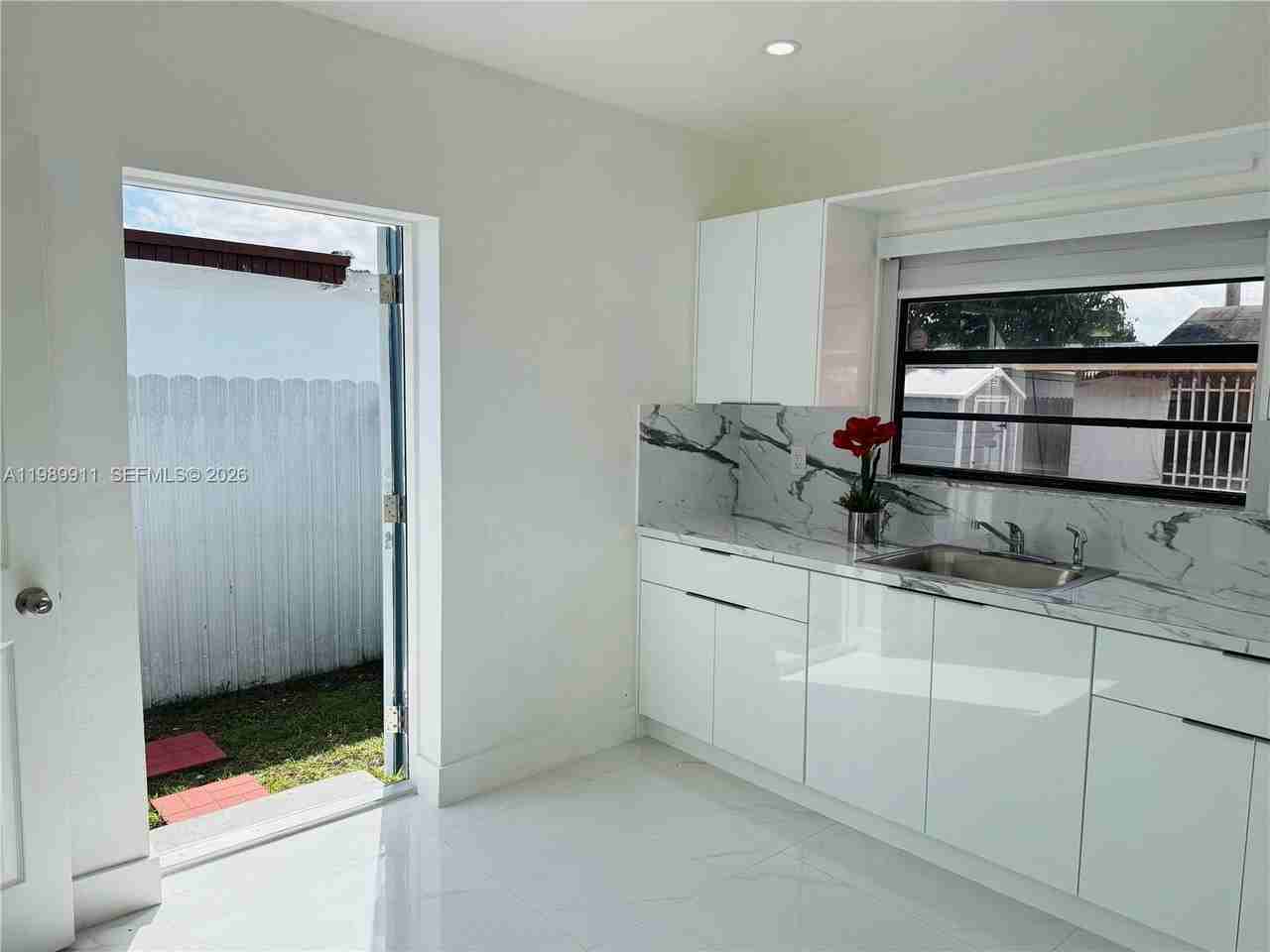 706 W 40th Pl - Photo 3 of 23