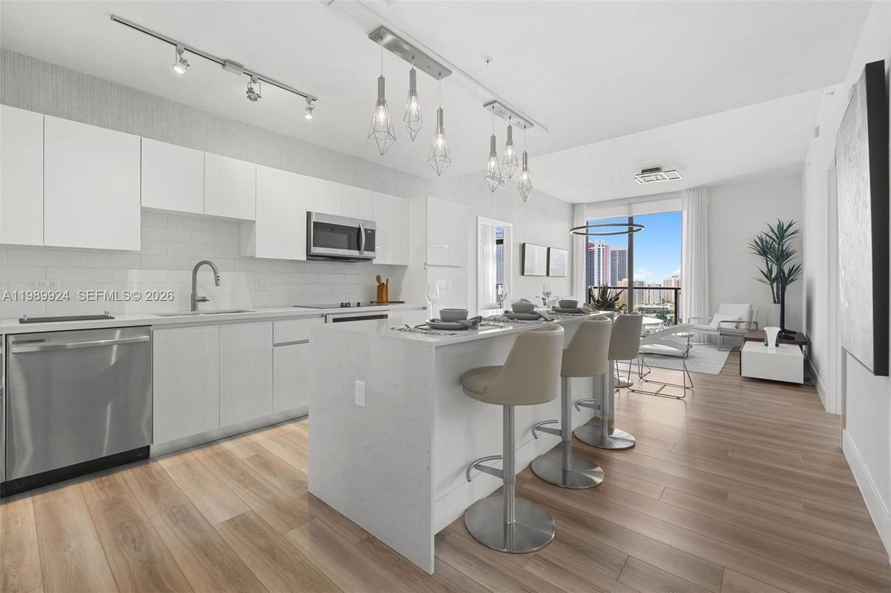 101 Diplomat Pkwy #1808