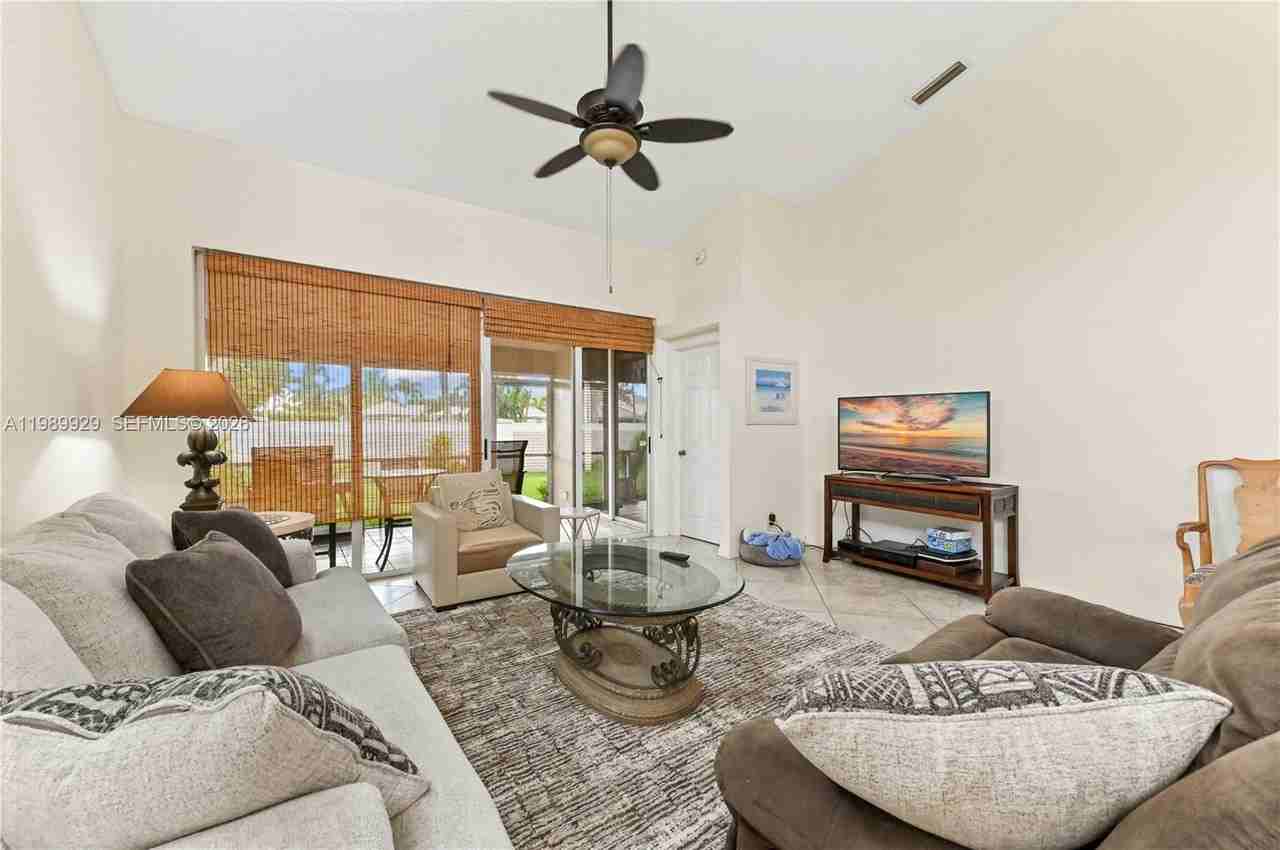 401 Sabal Palm Ln #401 - Photo 4 of 20