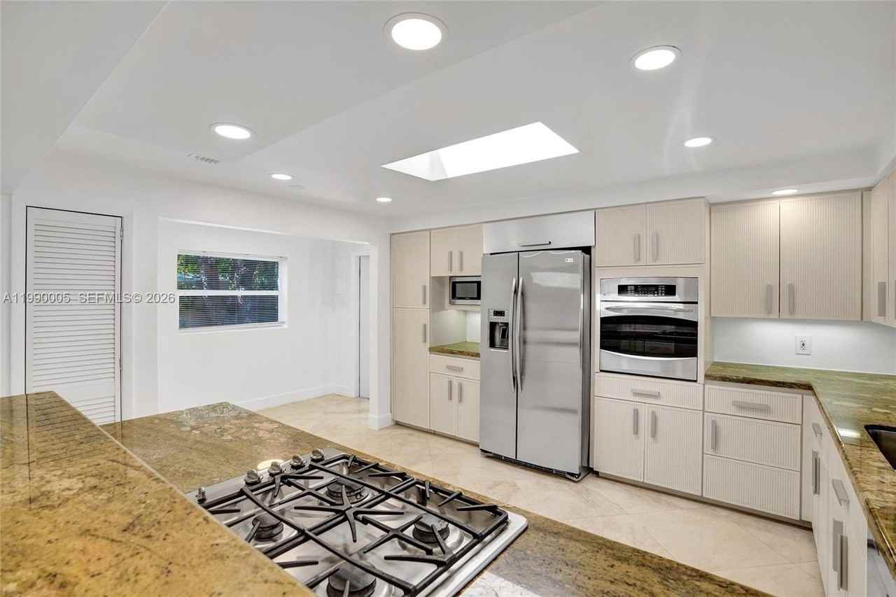 20 Nw 101st St - Photo 3 of 37