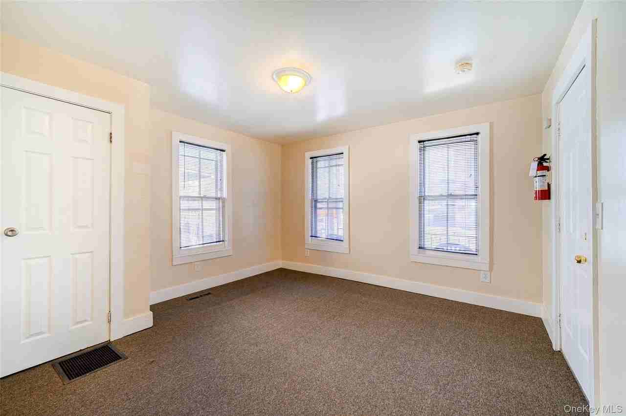 82 Sprague Ave - Photo 4 of 21