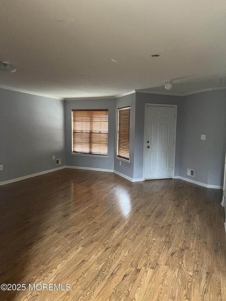 131 Murray Dr - Photo 3 of 5