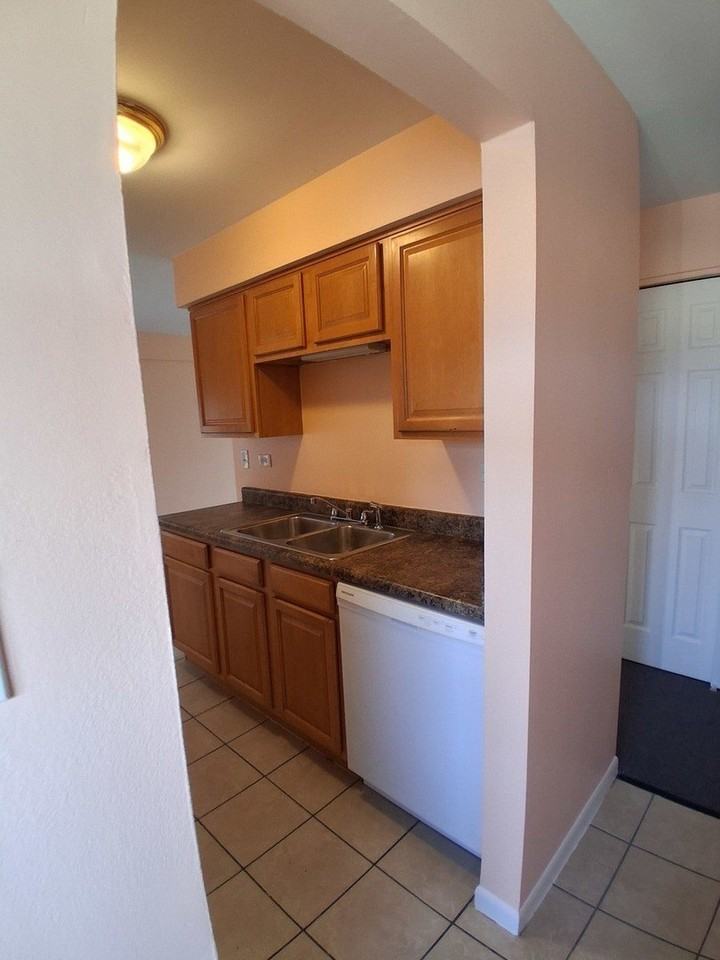 1845 Whitechapel Dr Apt 2a - Photo 3 of 15