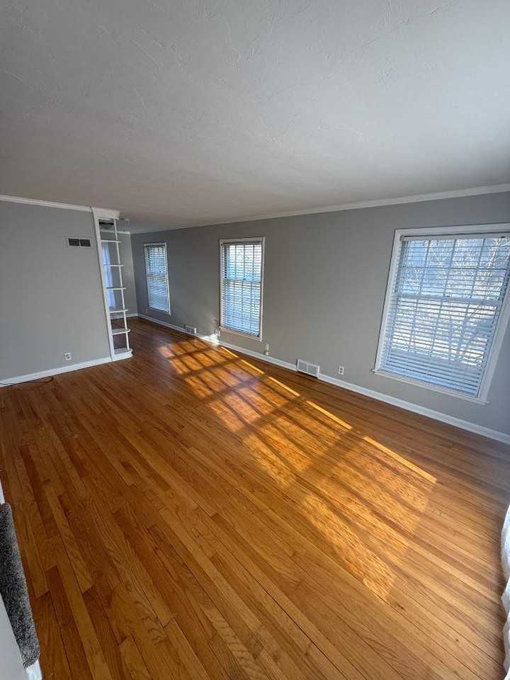 931-933 S 40th St - Photo 2 of 10