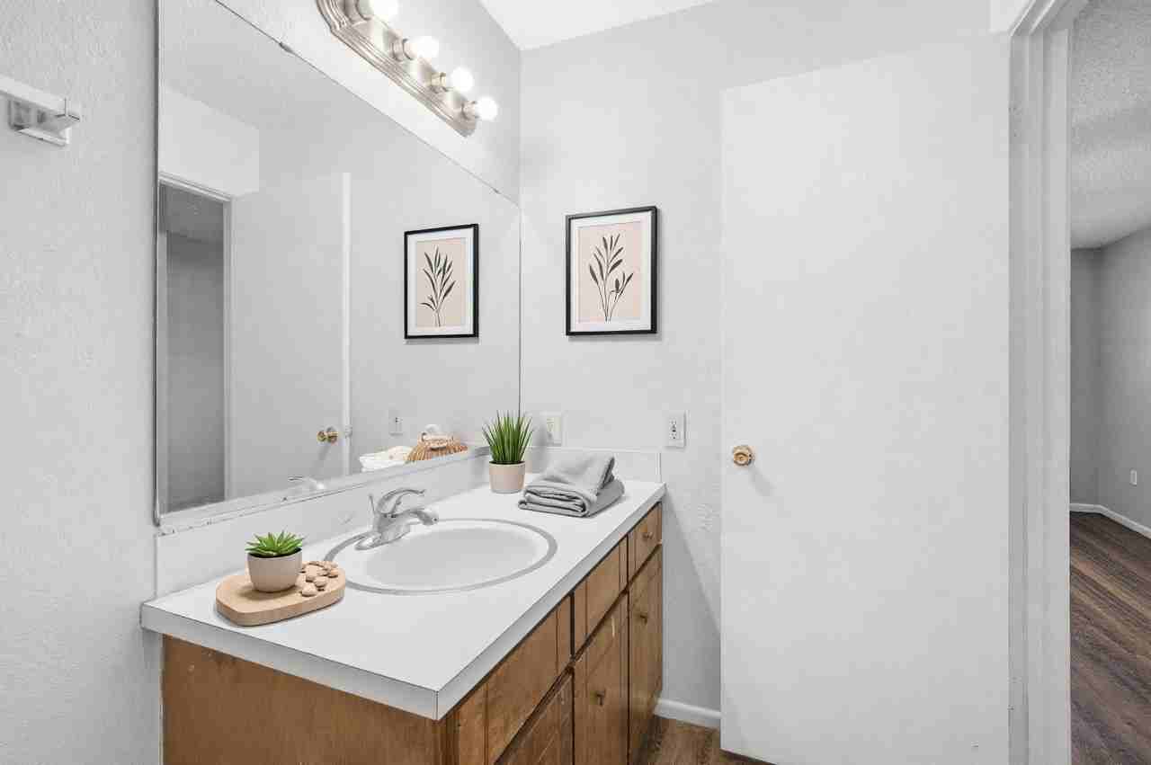 7410 Quaker Ave - Photo 7 of 18