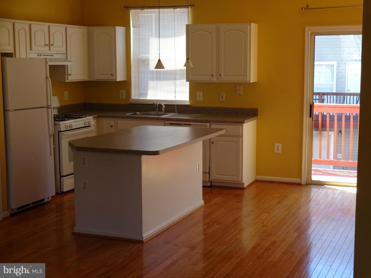 21836 Jarvis Sq - Photo 2 of 18