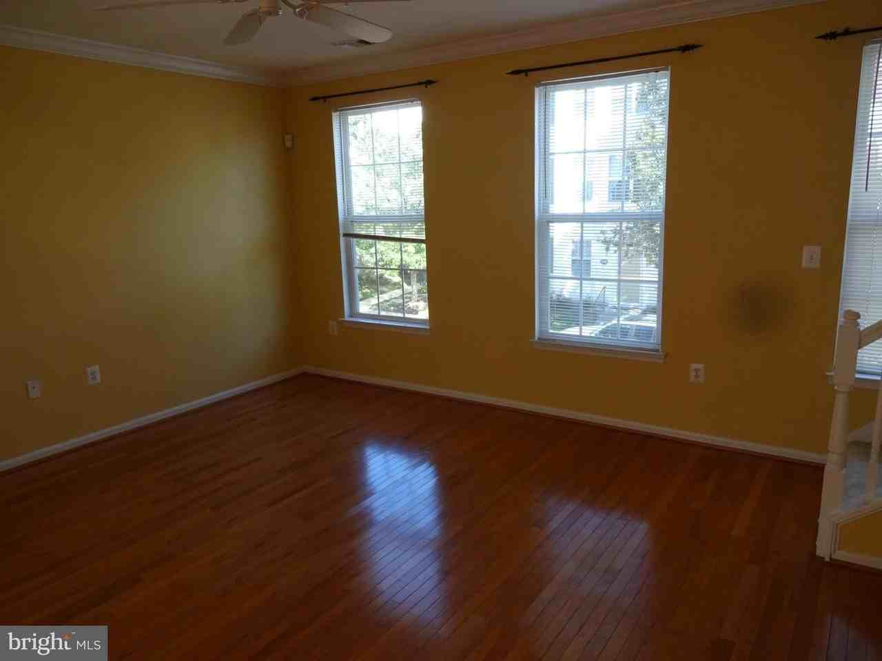 21836 Jarvis Sq - Photo 3 of 18