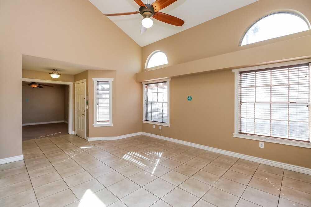 1915 S 39th St #7 - Photo 4 of 17